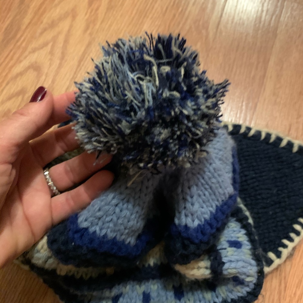 Pompom hat - Picture 2 of 3